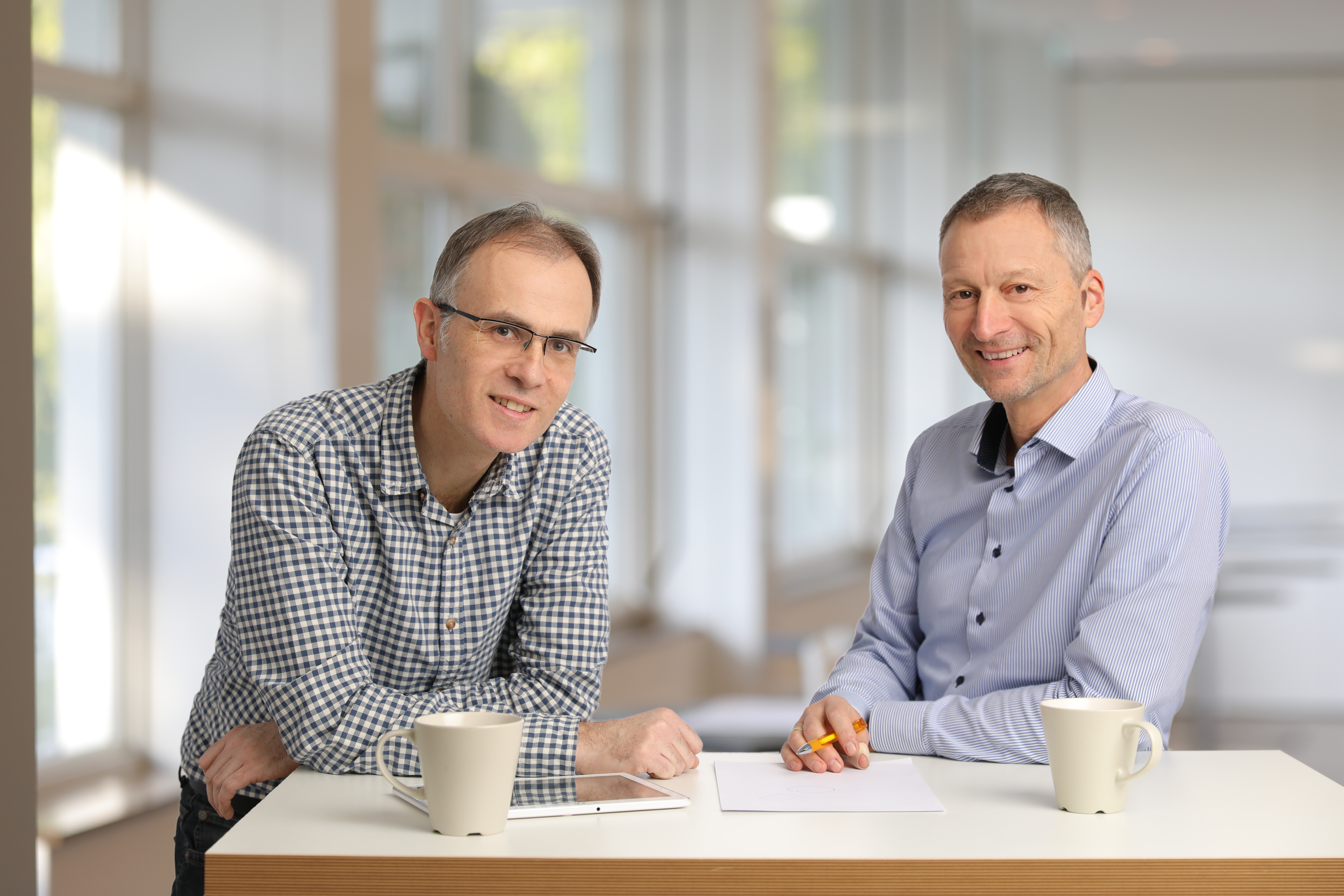 Die Idee entstand am Kaffeetisch: Geobasisdaten als Auswahlgrundlage für eine klassische Stichprobenerhebung. Daraus entwickelten die Projektleiter Michael Hörner (rechts) und Dr. Holger Cischinsky vom IWU das Forschungsprojekt ENOB:dataNWG. (©IWU)