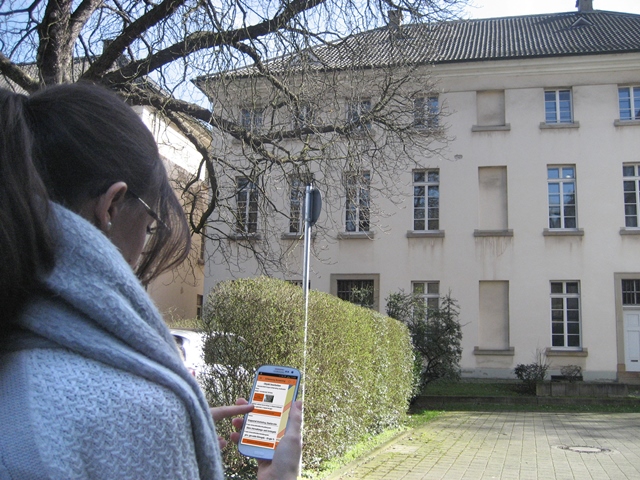 Das Screening wurde per App vom öffentlichen Raum aus durchgeführt. Per Inaugenscheinnahme konnten wenige aber wichtige Gebäudemerkmale für eine sehr große Stichprobe von Gebäuden aufgenommen werden (© BUW)